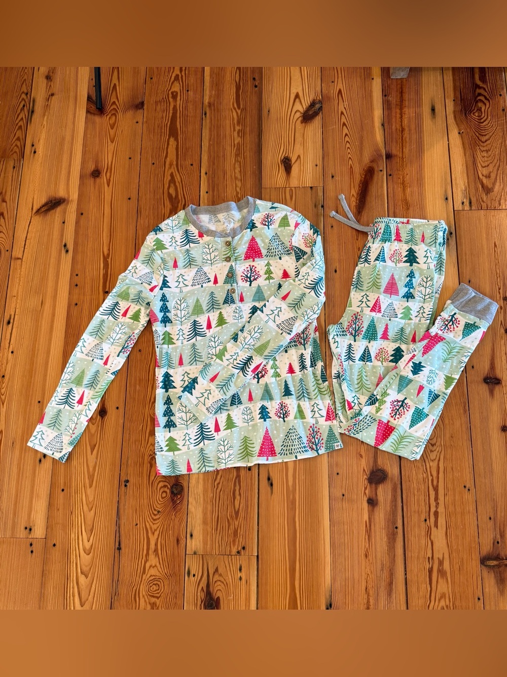 Honest Company Organic Cotton Women’s Medium Pajama Set Christmas Feeling Pine - Picture 7 of 11